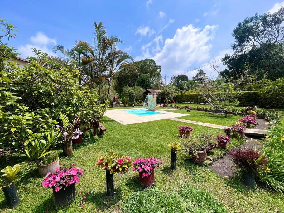 Cabaña amplia con piscina, naturaleza y cercana
