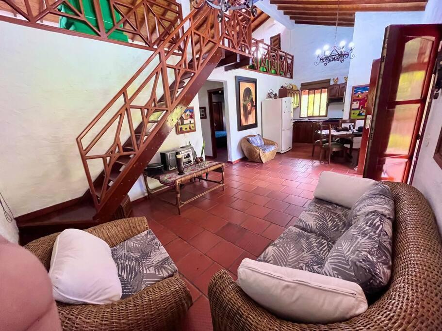 Cabaña amplia con piscina, naturaleza y cercana
