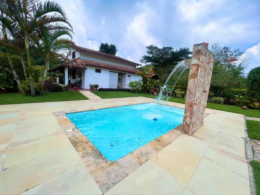 Cabaña amplia con piscina, naturaleza y cercana