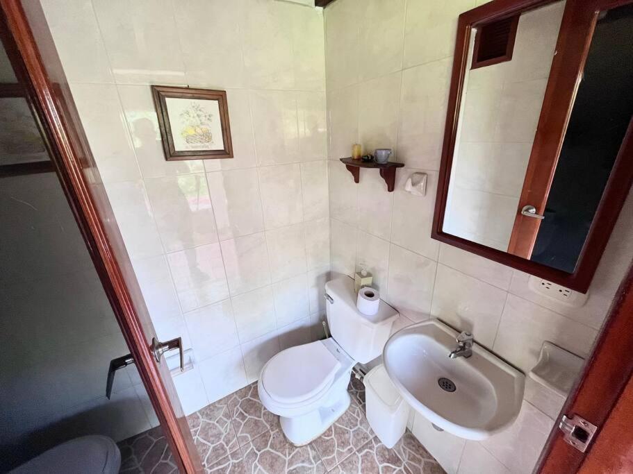 Cabaña amplia con piscina, naturaleza y cercana