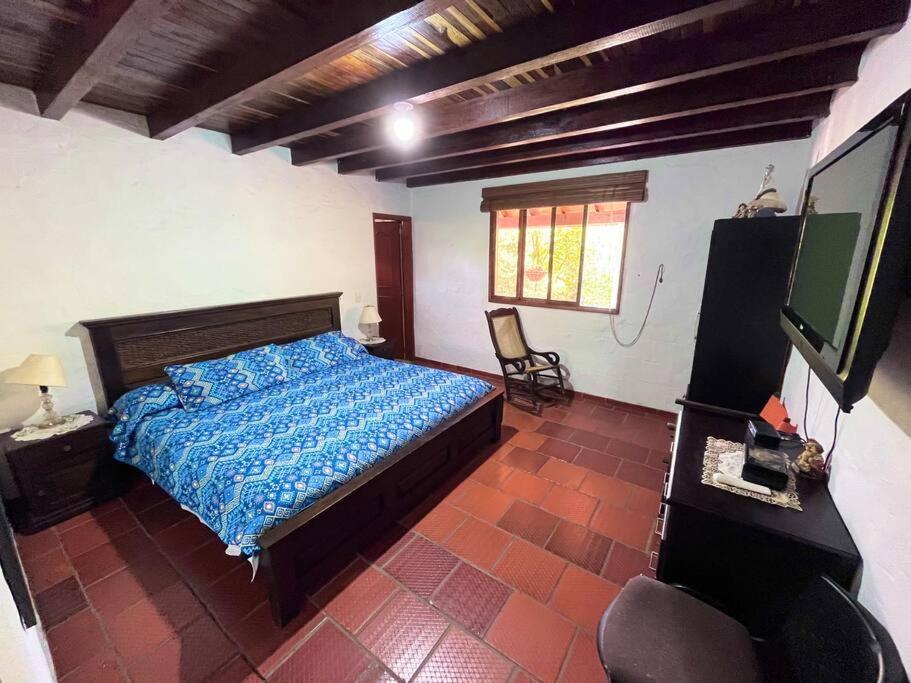 Cabaña amplia con piscina, naturaleza y cercana
