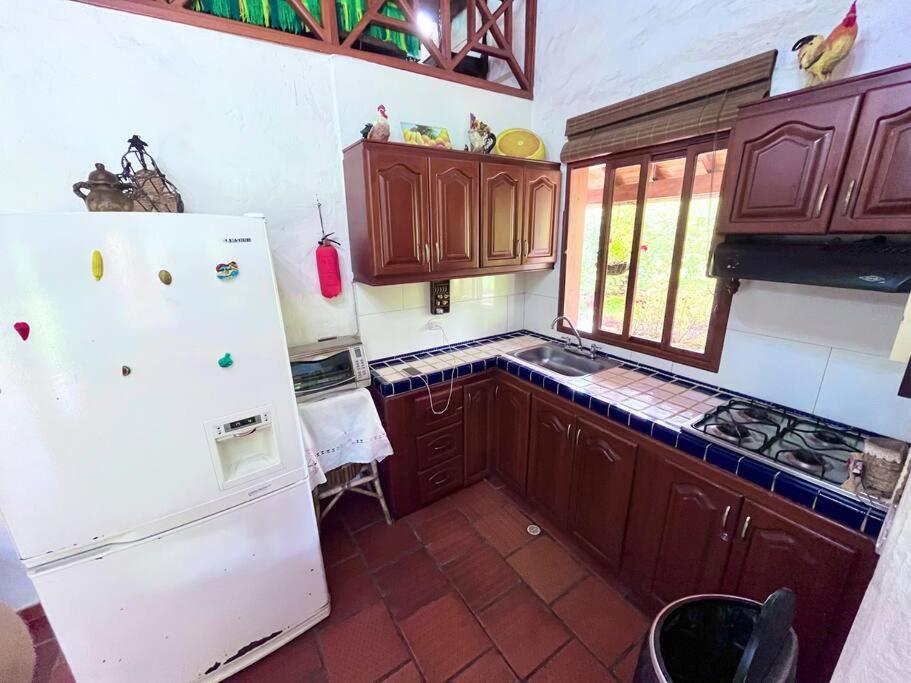 Cabaña amplia con piscina, naturaleza y cercana