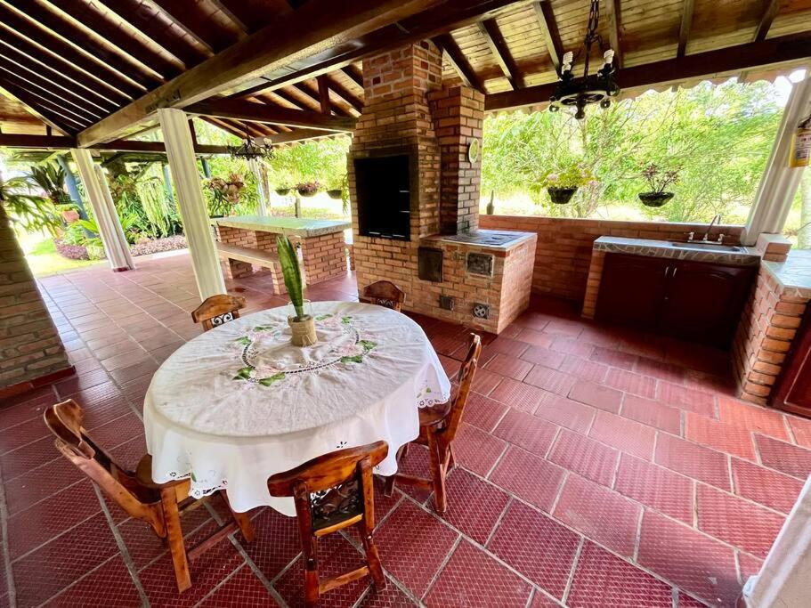 Cabaña amplia con piscina, naturaleza y cercana
