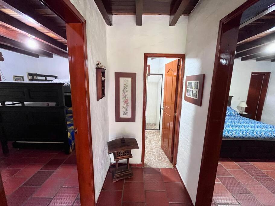 Cabaña amplia con piscina, naturaleza y cercana