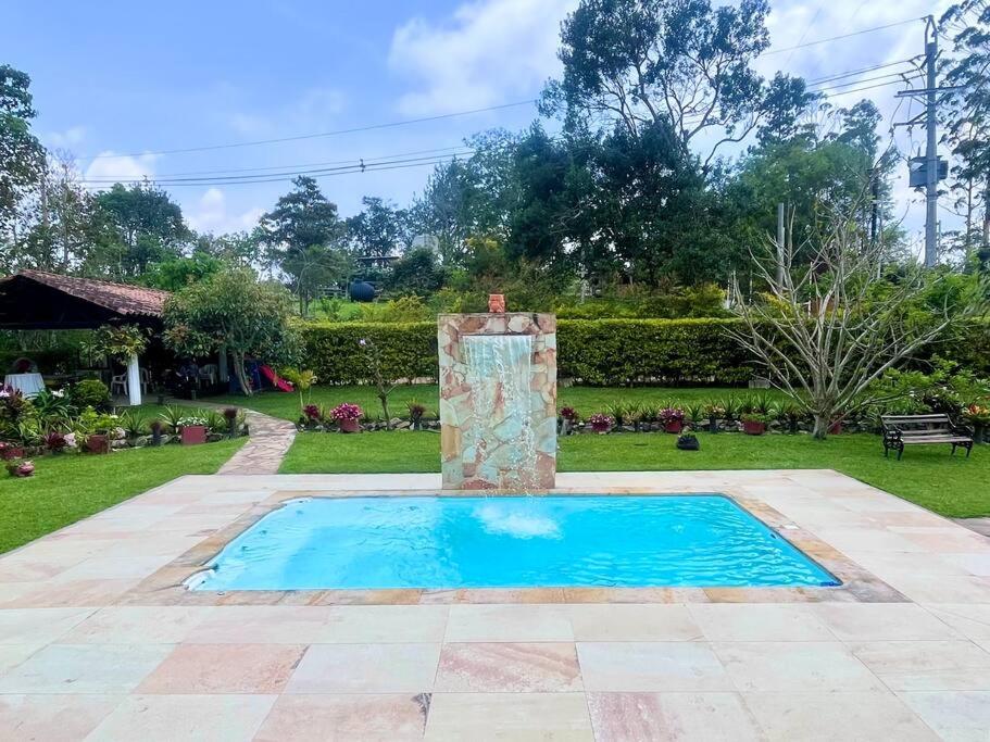 Cabaña amplia con piscina, naturaleza y cercana