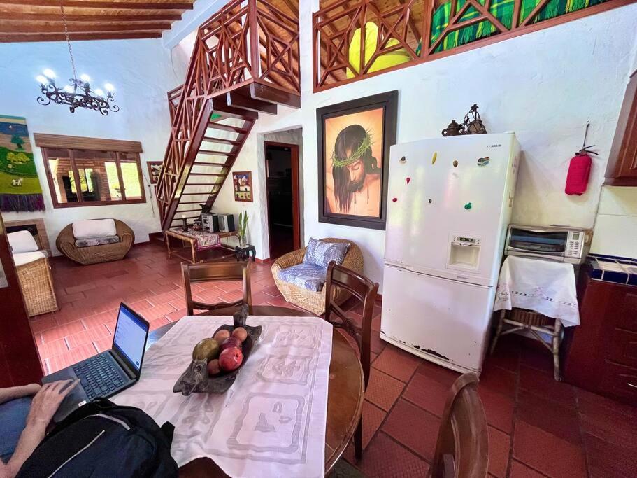 Cabaña amplia con piscina, naturaleza y cercana