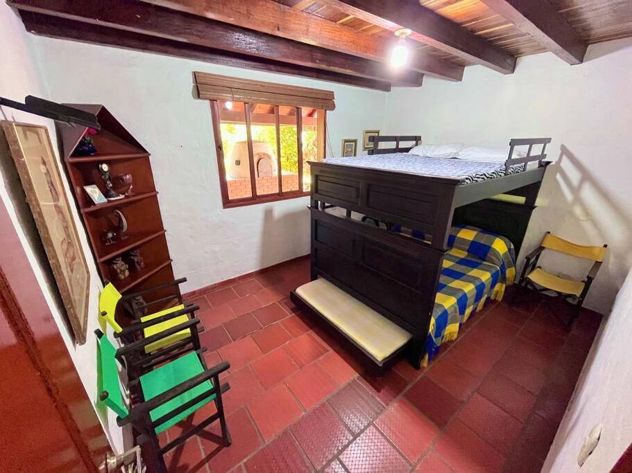 Cabaña amplia con piscina, naturaleza y cercana
