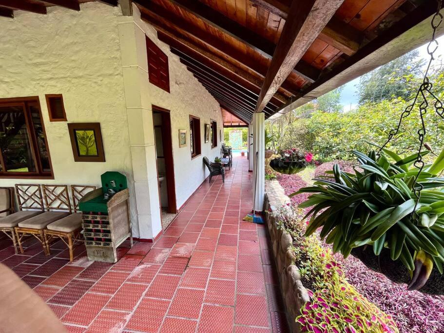 Cabaña amplia con piscina, naturaleza y cercana