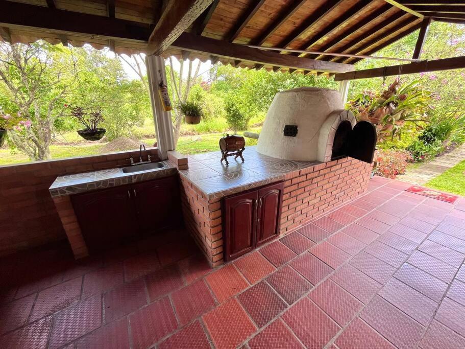 Cabaña amplia con piscina, naturaleza y cercana