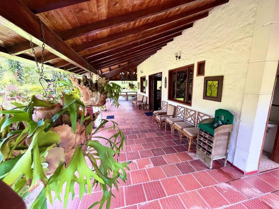 Cabaña amplia con piscina, naturaleza y cercana