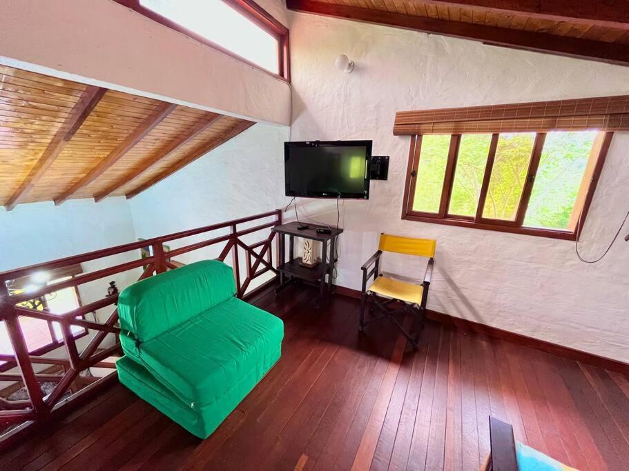 Cabaña amplia con piscina, naturaleza y cercana