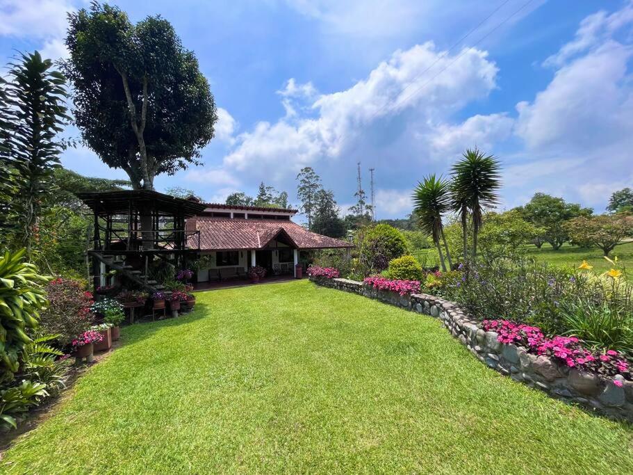 Cabaña amplia con piscina, naturaleza y cercana