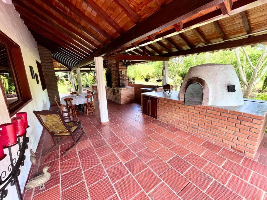 Cabaña amplia con piscina, naturaleza y cercana