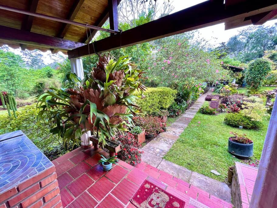 Cabaña amplia con piscina, naturaleza y cercana