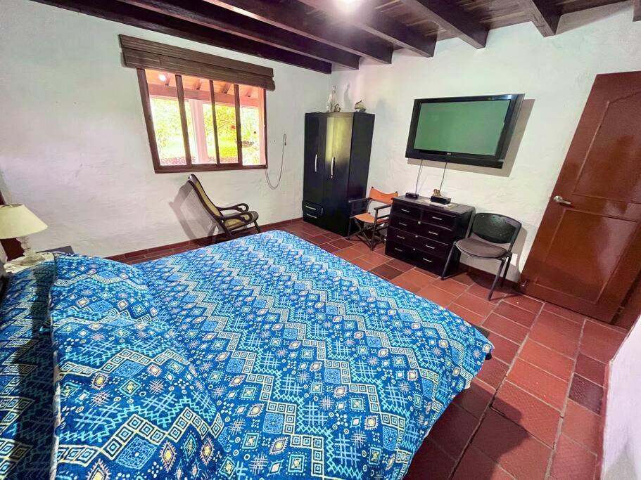 Cabaña amplia con piscina, naturaleza y cercana