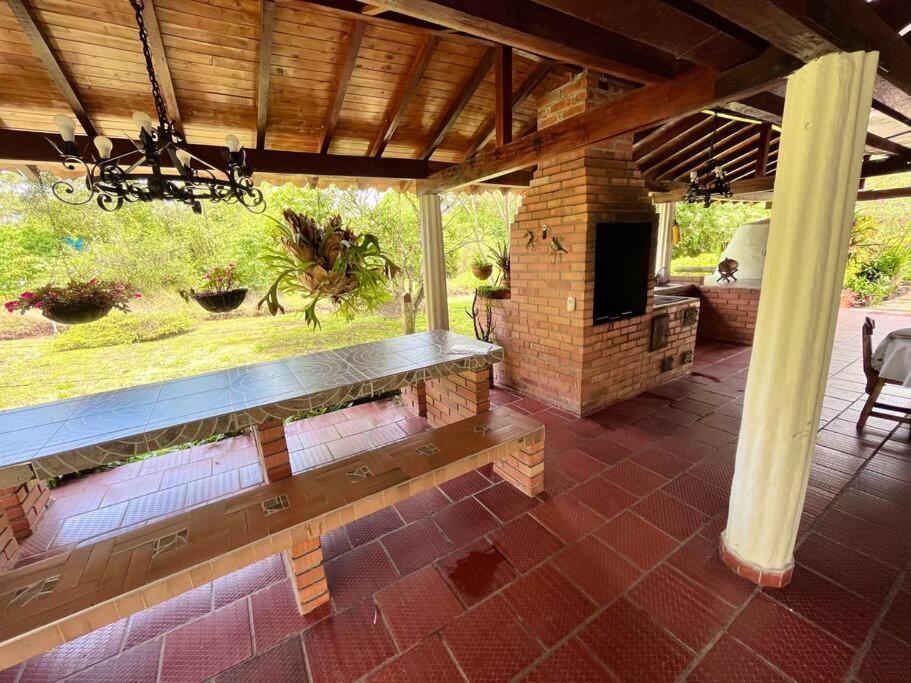 Cabaña amplia con piscina, naturaleza y cercana