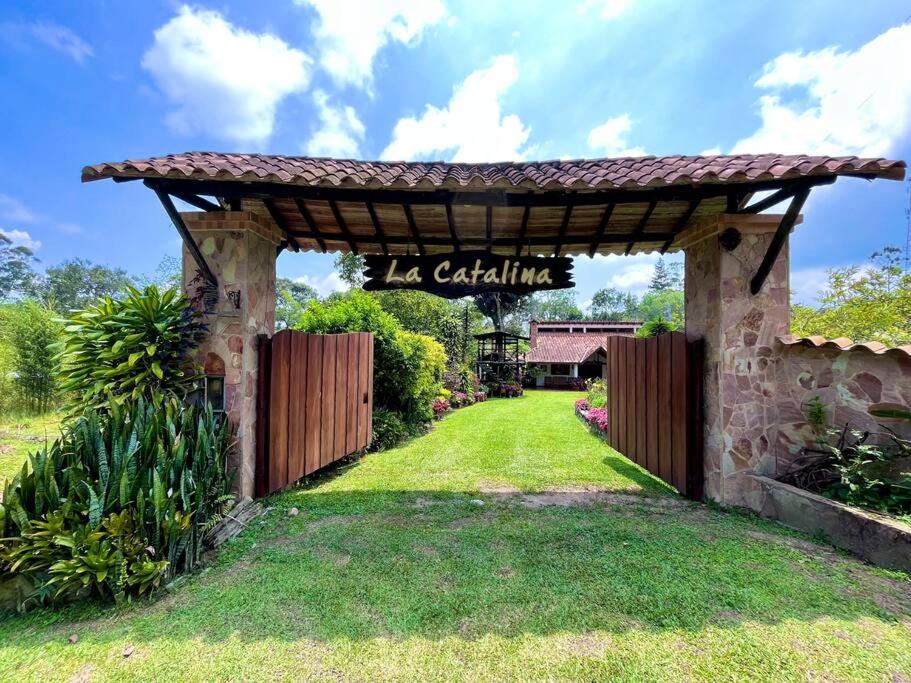 Cabaña amplia con piscina, naturaleza y cercana
