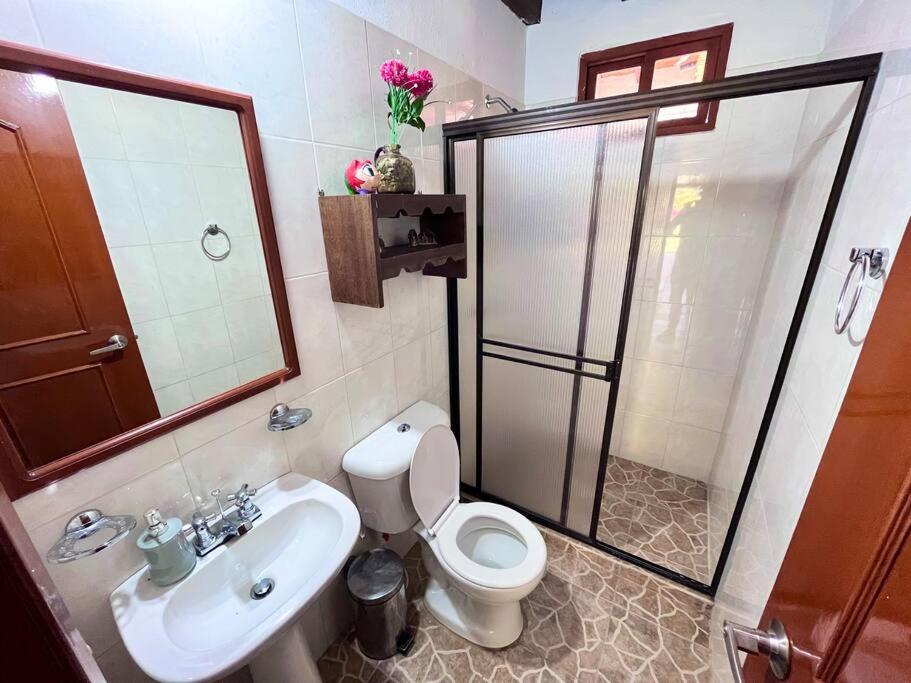 Cabaña amplia con piscina, naturaleza y cercana