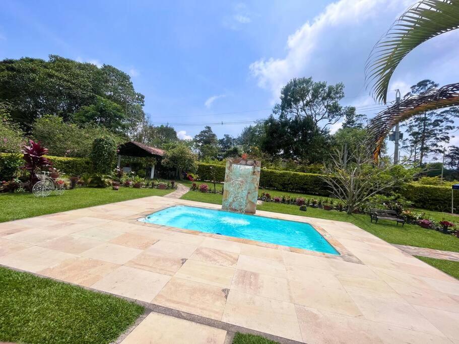 Cabaña amplia con piscina, naturaleza y cercana