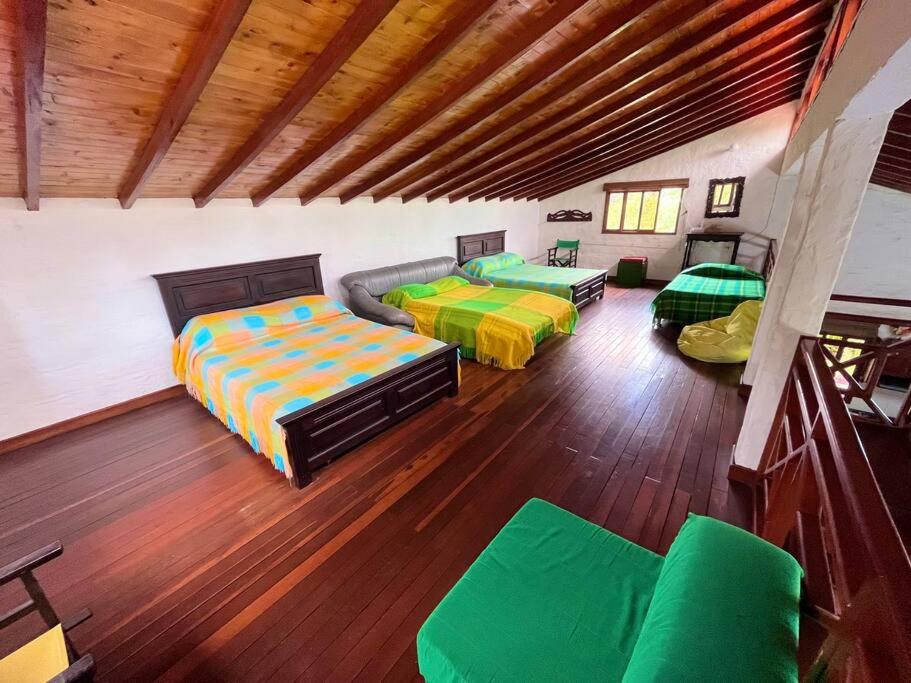 Cabaña amplia con piscina, naturaleza y cercana