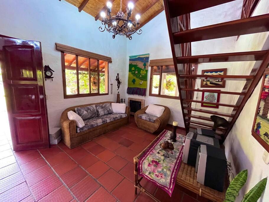 Cabaña amplia con piscina, naturaleza y cercana