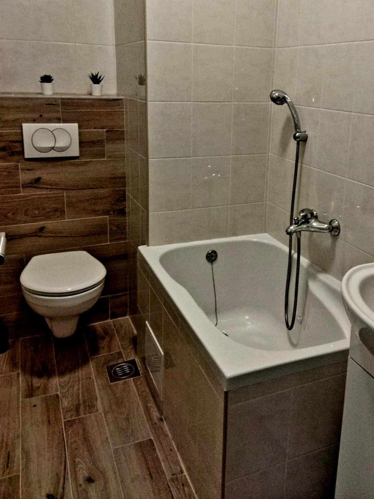 Teta Lidia en Krilo — bathroom