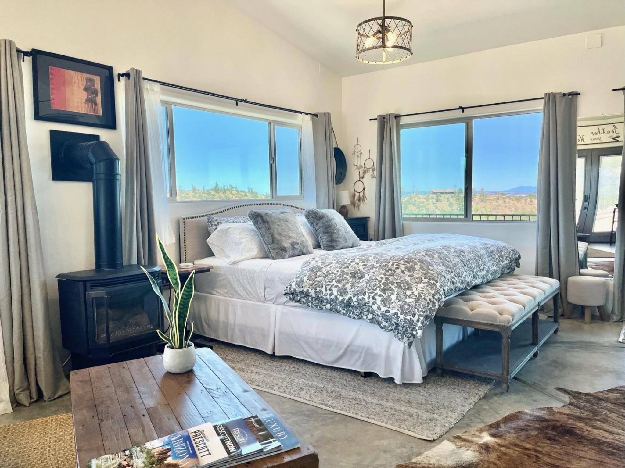 Prescott Valley Vacations - NEW Feather Your Nest King bed Casita, Balcony/BBQ, Amazing views  great Location! Dog friendly - Property Image 1