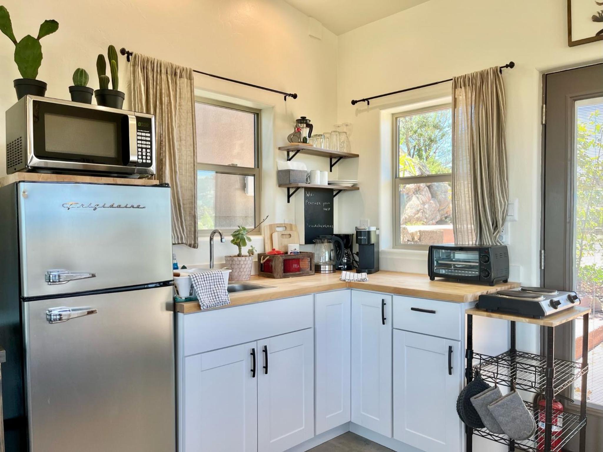 Prescott Vacations - NEW Feather Your Nest King bed Casita, Balcony/BBQ, Amazing views great Location! Dog friendly - Property Image 56