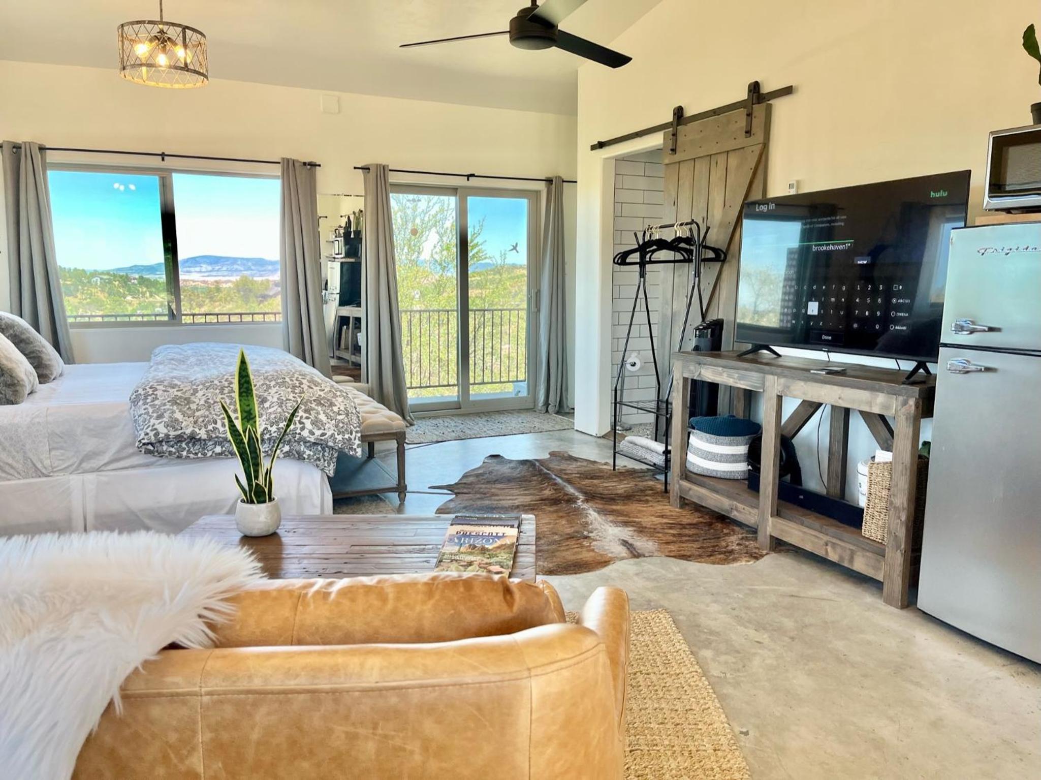 Prescott Vacations - NEW Feather Your Nest King bed Casita, Balcony/BBQ, Amazing views great Location! Dog friendly - Property Image 14