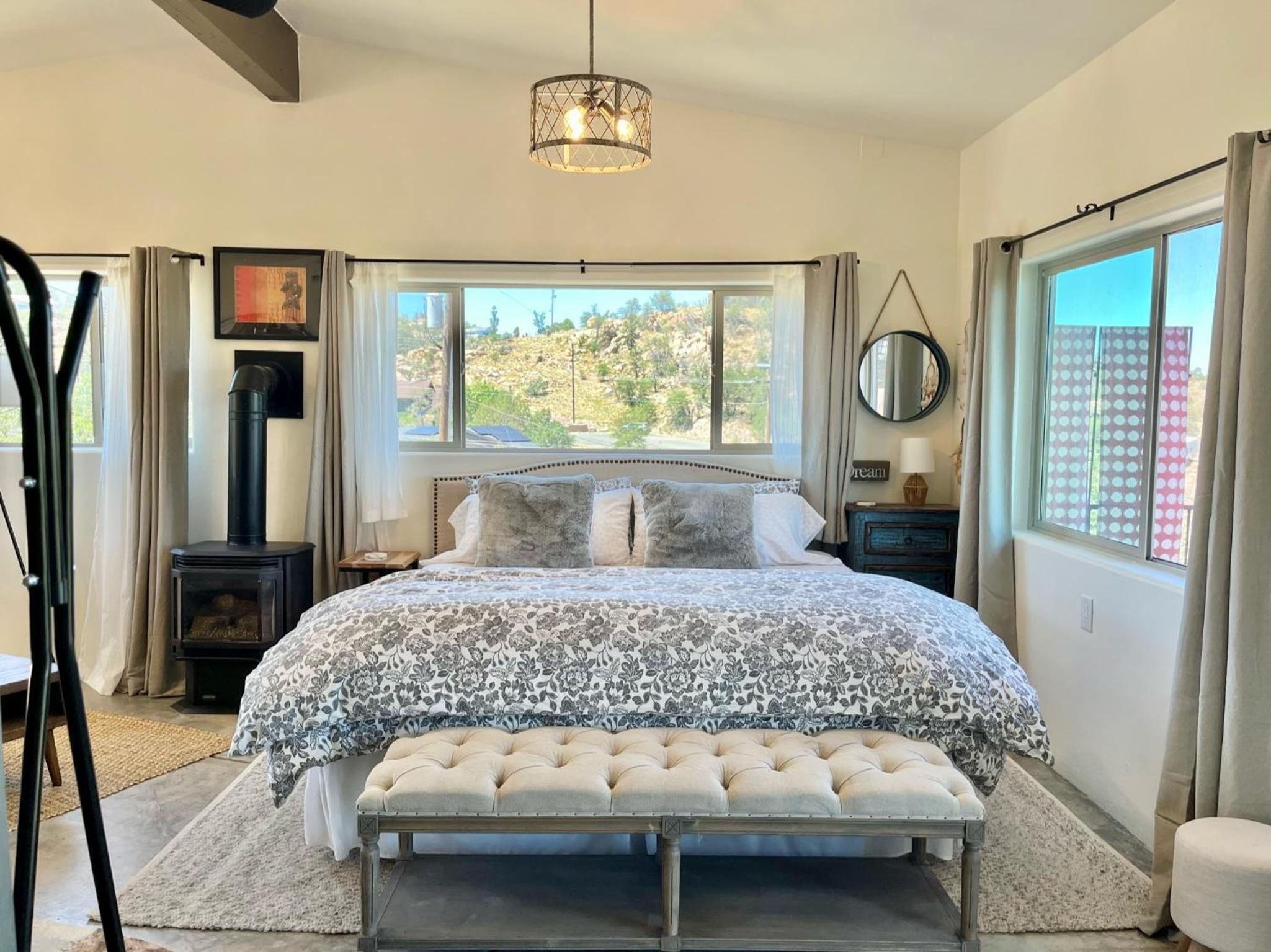 Prescott Vacations - NEW Feather Your Nest King bed Casita, Balcony/BBQ, Amazing views great Location! Dog friendly - Property Image 35