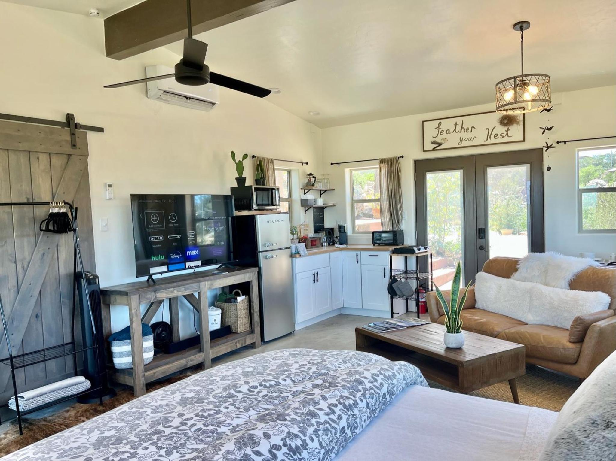 Prescott Vacations - NEW Feather Your Nest King bed Casita, Balcony/BBQ, Amazing views great Location! Dog friendly - Property Image 59