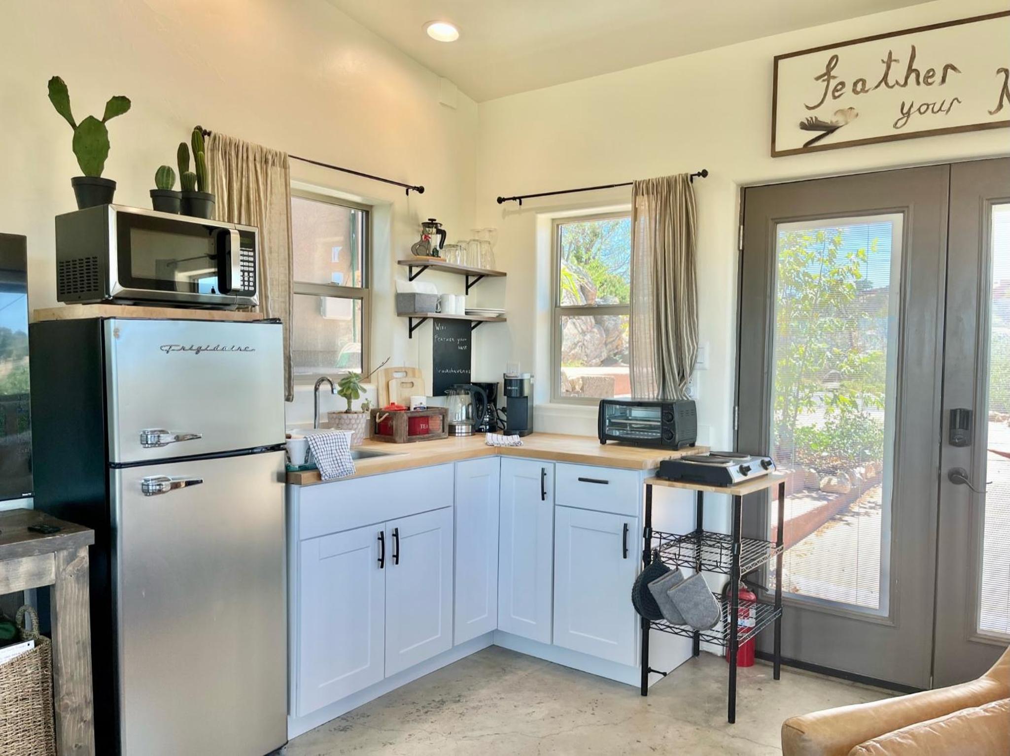 Prescott Vacations - NEW Feather Your Nest King bed Casita, Balcony/BBQ, Amazing views great Location! Dog friendly - Property Image 44