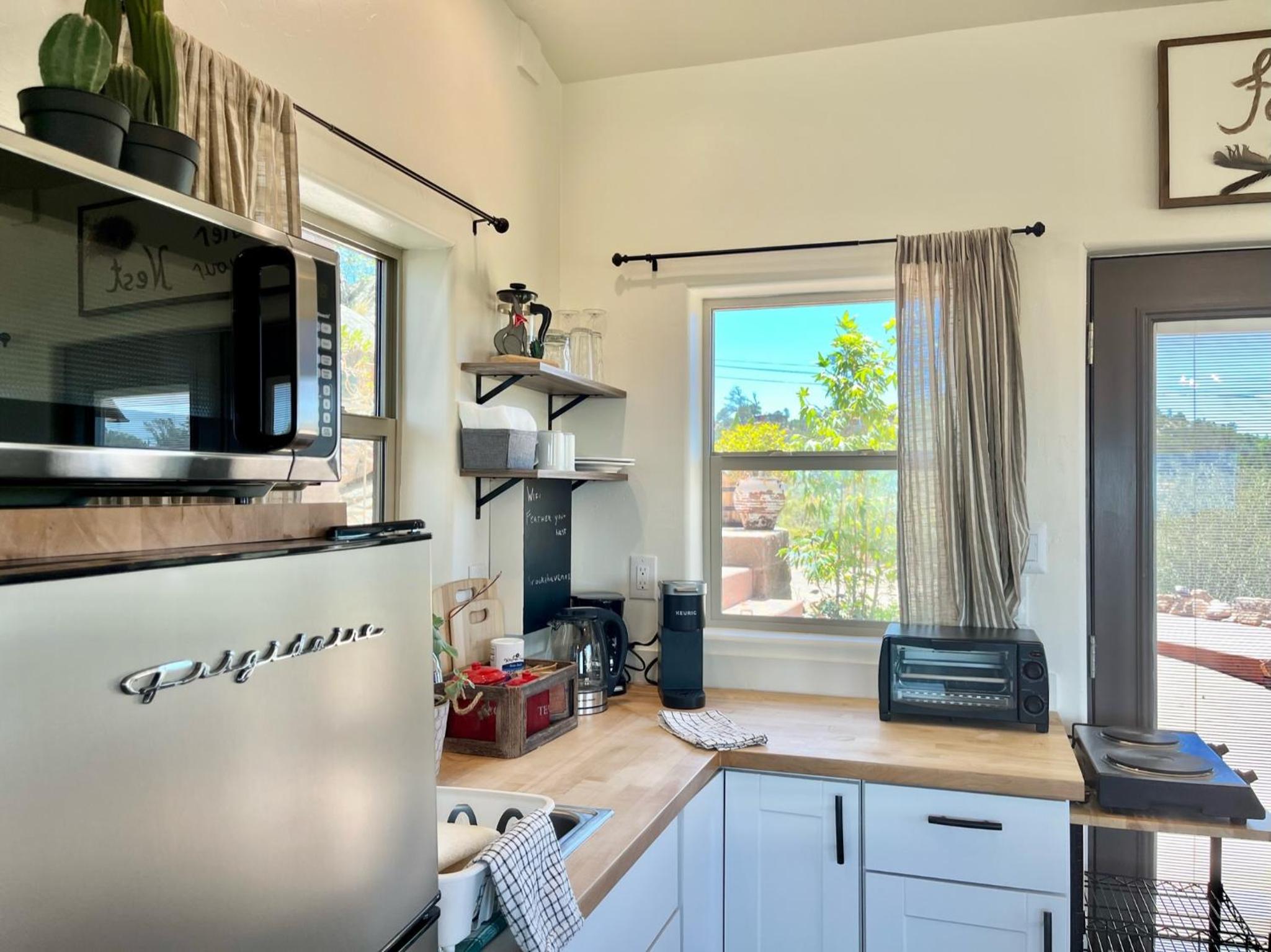 Prescott Vacations - NEW Feather Your Nest King bed Casita, Balcony/BBQ, Amazing views great Location! Dog friendly - Property Image 49
