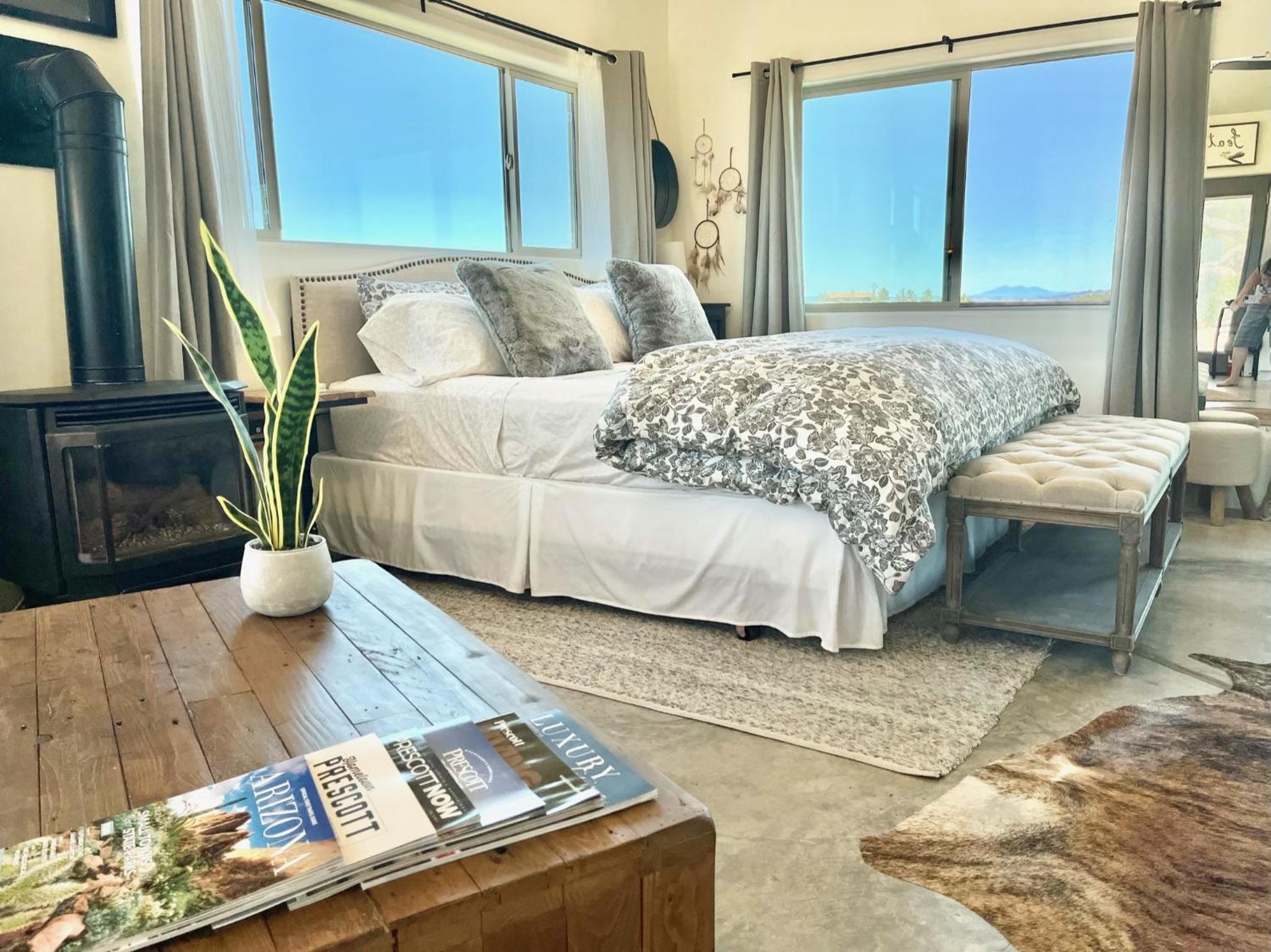 Prescott Vacations - NEW Feather Your Nest King bed Casita, Balcony/BBQ, Amazing views great Location! Dog friendly - Property Image 58