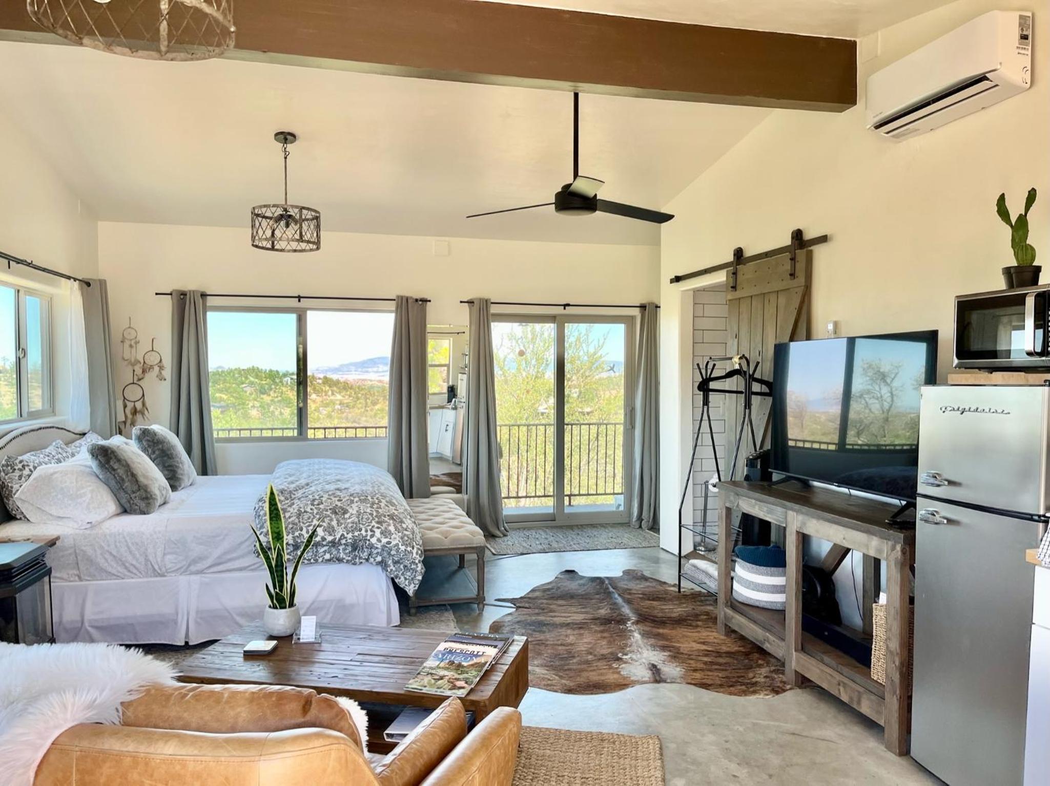 Prescott Vacations - NEW Feather Your Nest King bed Casita, Balcony/BBQ, Amazing views great Location! Dog friendly - Property Image 38