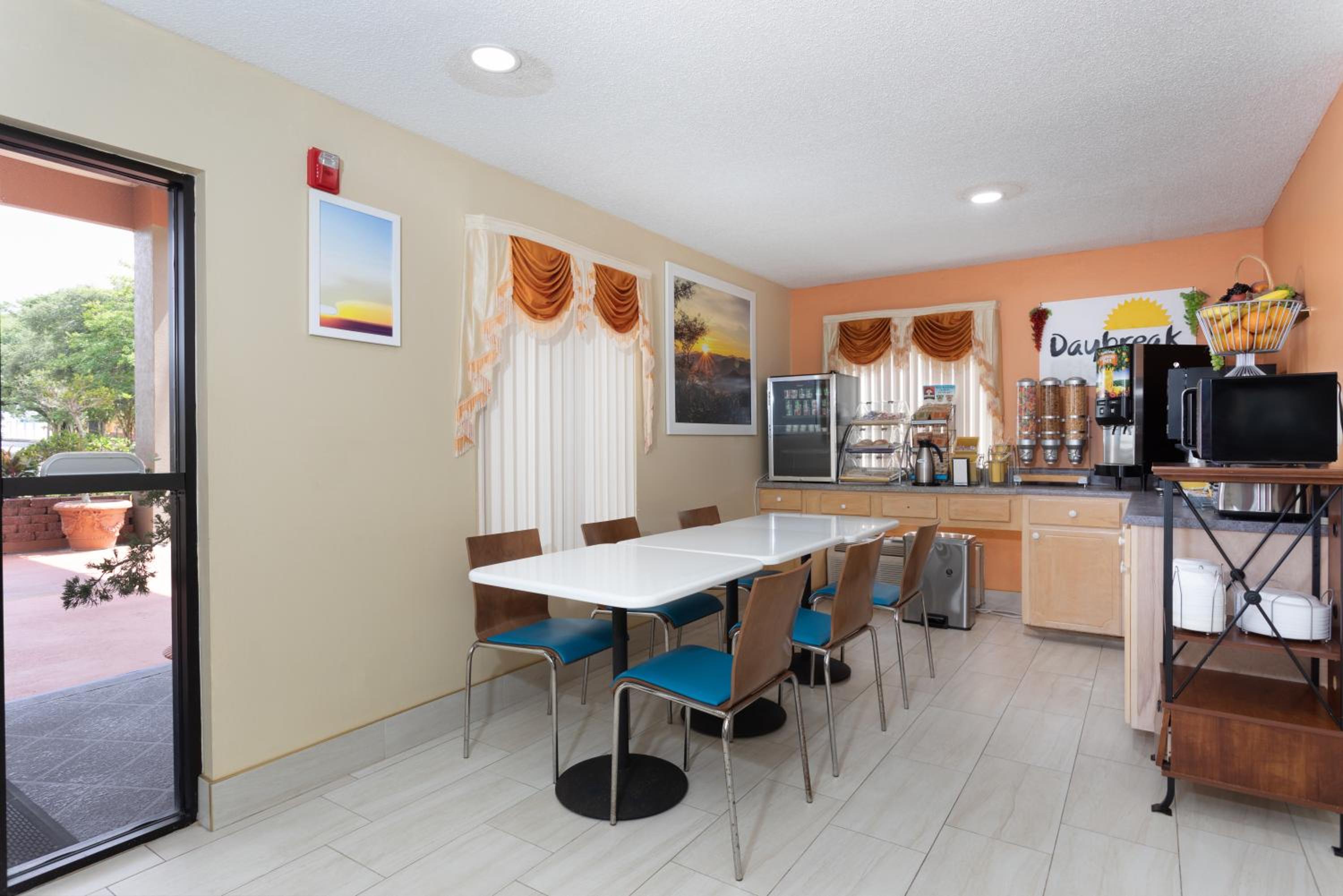 Days Inn by Wyndham Chipley - Property Image 4