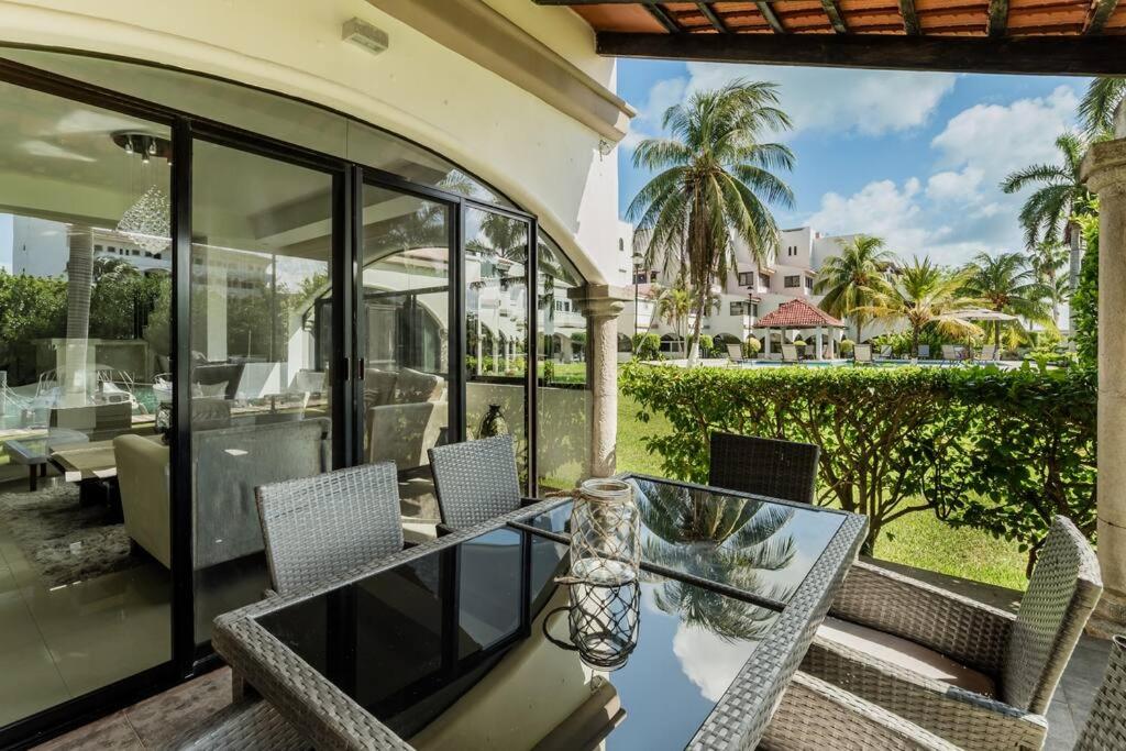 Stylish Lagoon front Villa by Casa Paraiso