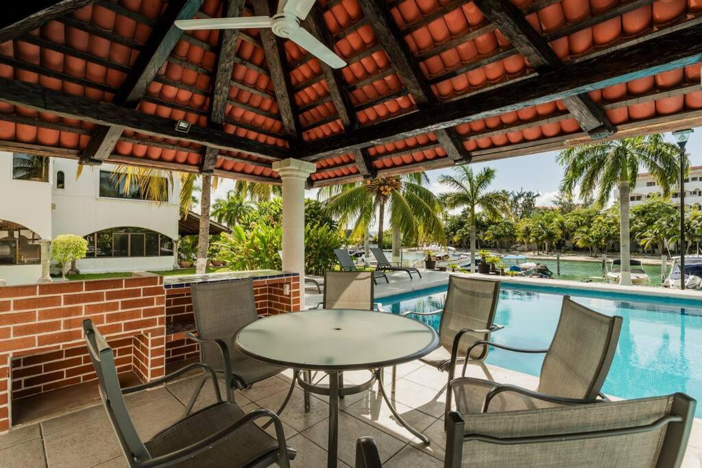 Stylish Lagoon front Villa by Casa Paraiso