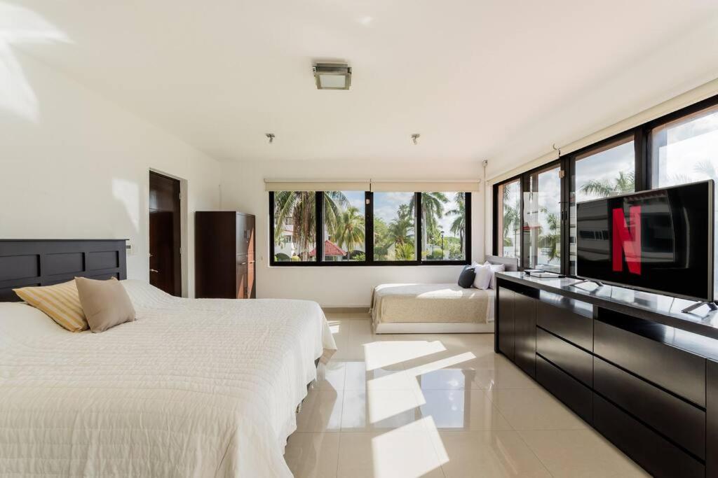 Stylish Lagoon front Villa by Casa Paraiso