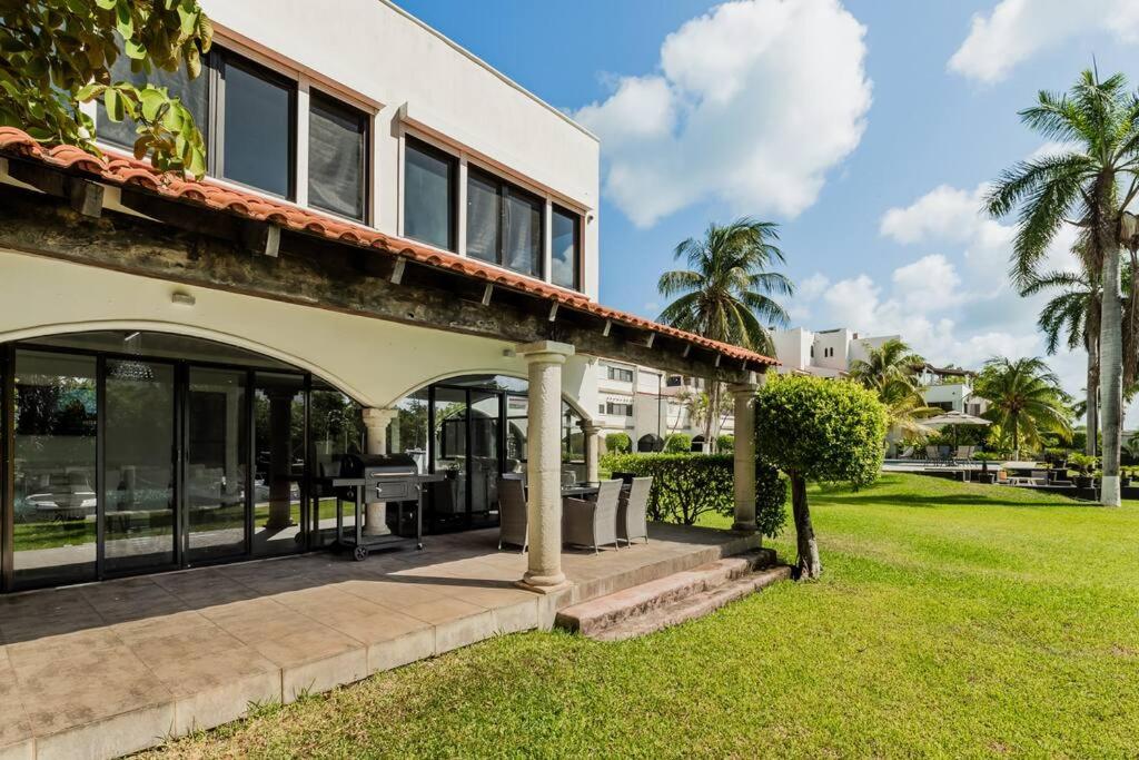 Stylish Lagoon front Villa by Casa Paraiso