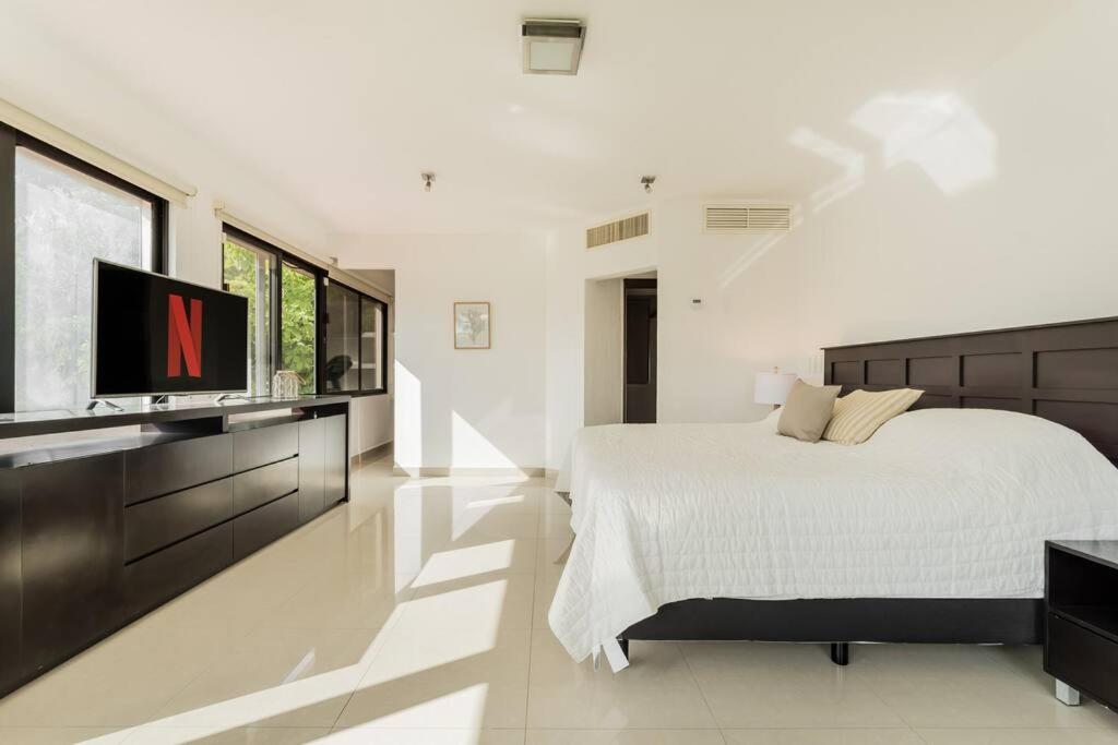 Stylish Lagoon front Villa by Casa Paraiso