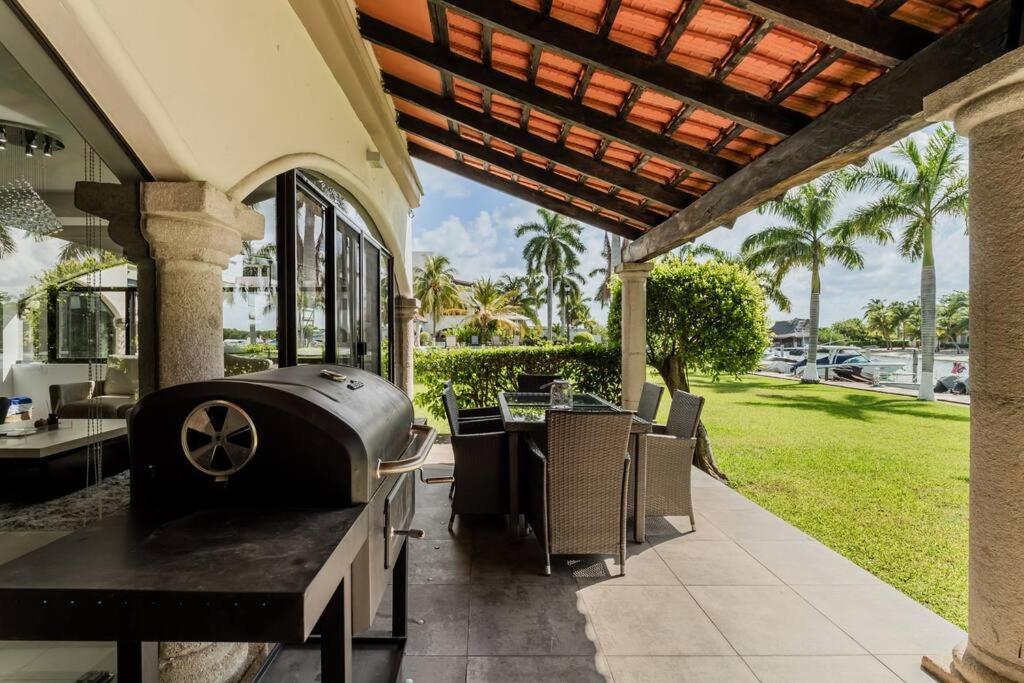 Stylish Lagoon front Villa by Casa Paraiso