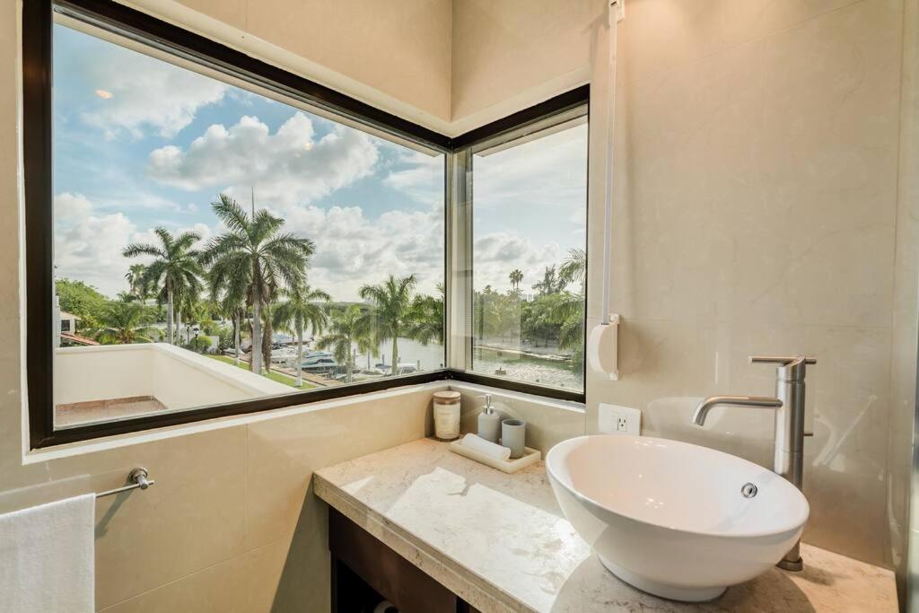 Stylish Lagoon front Villa by Casa Paraiso