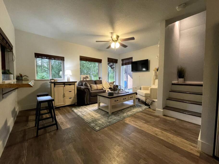 Palmers Cozy Cottage mountainside getaway