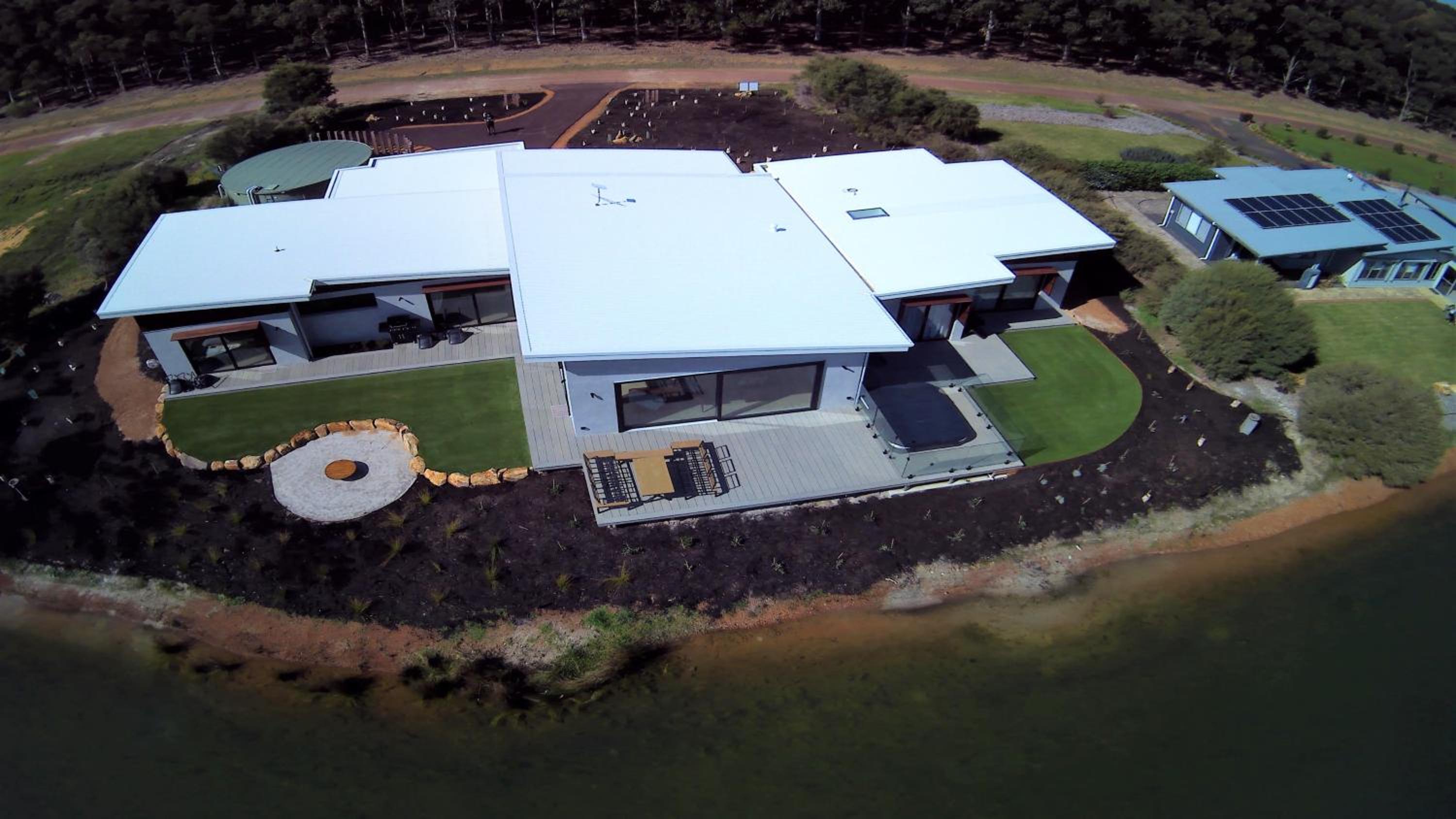 INDICA HEMP HOUSE - Multi Award Winning-Luxury-Eco designed house-lake views-hot tub-Cinema