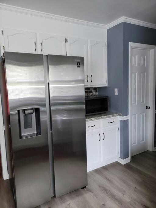 Spacious 3 Bedroom 2.5 Baths home. Free parking and Wi-Fi view 2