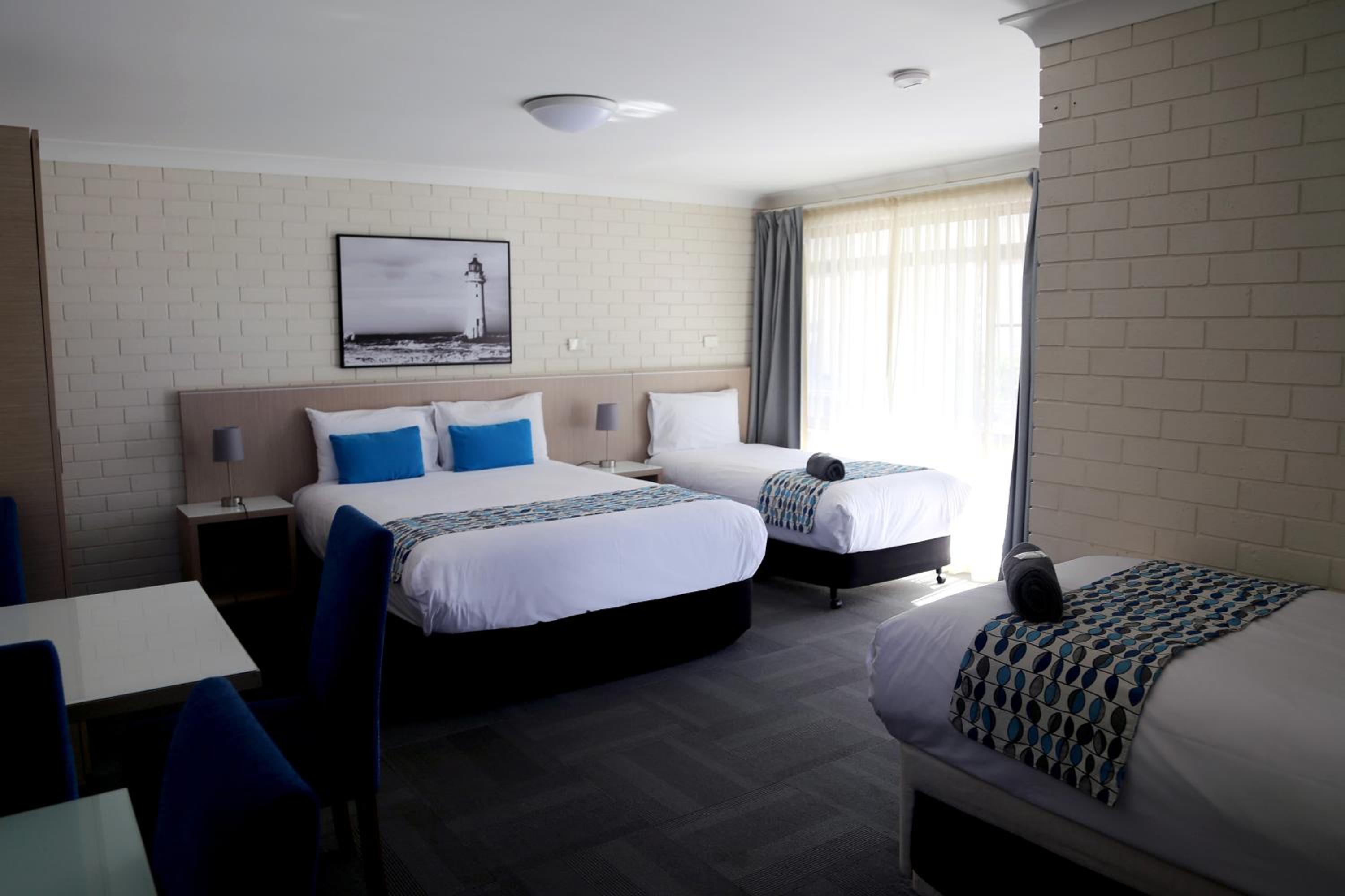 Zorba Waterfront Motel