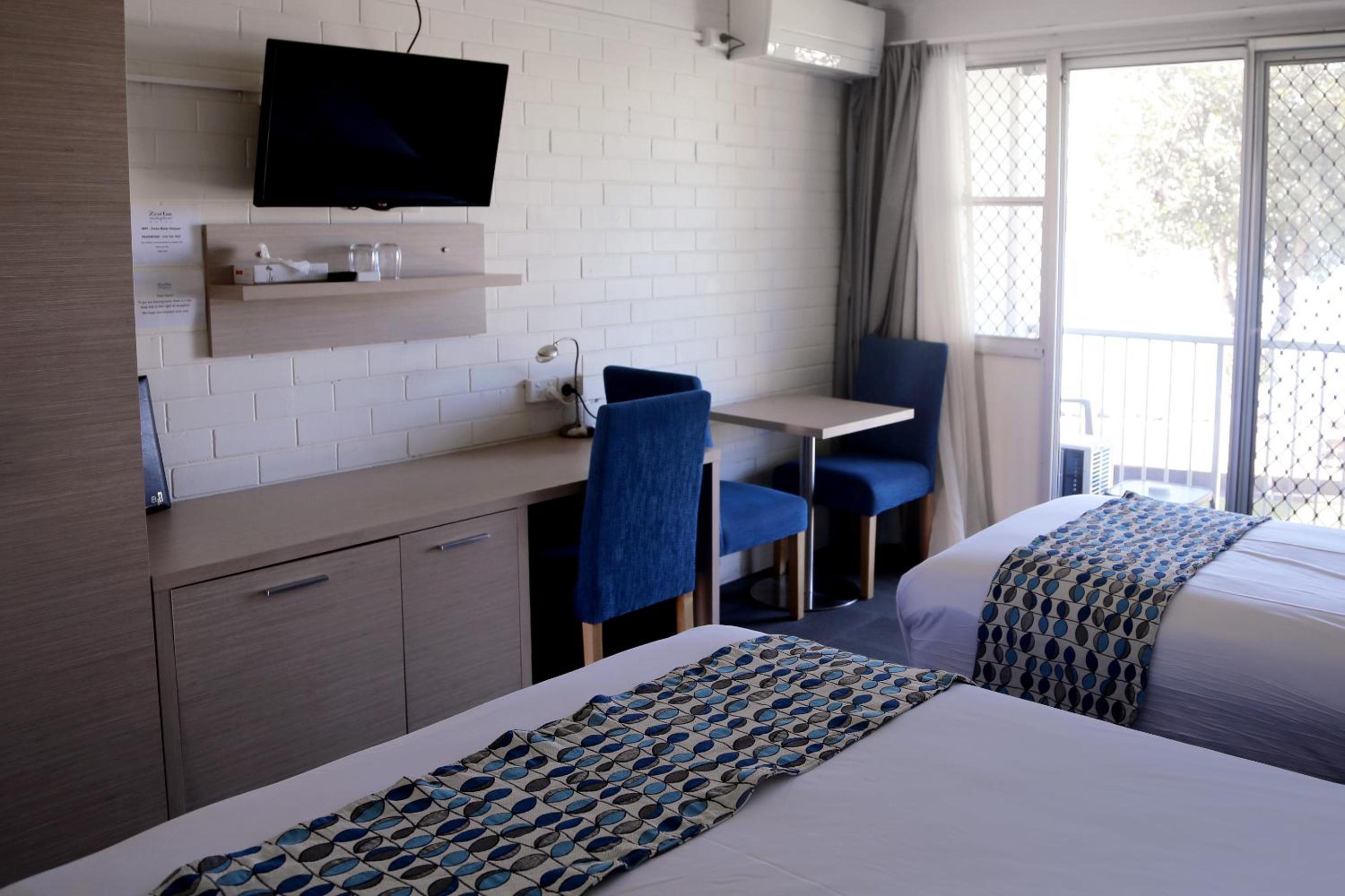 Zorba Waterfront Motel