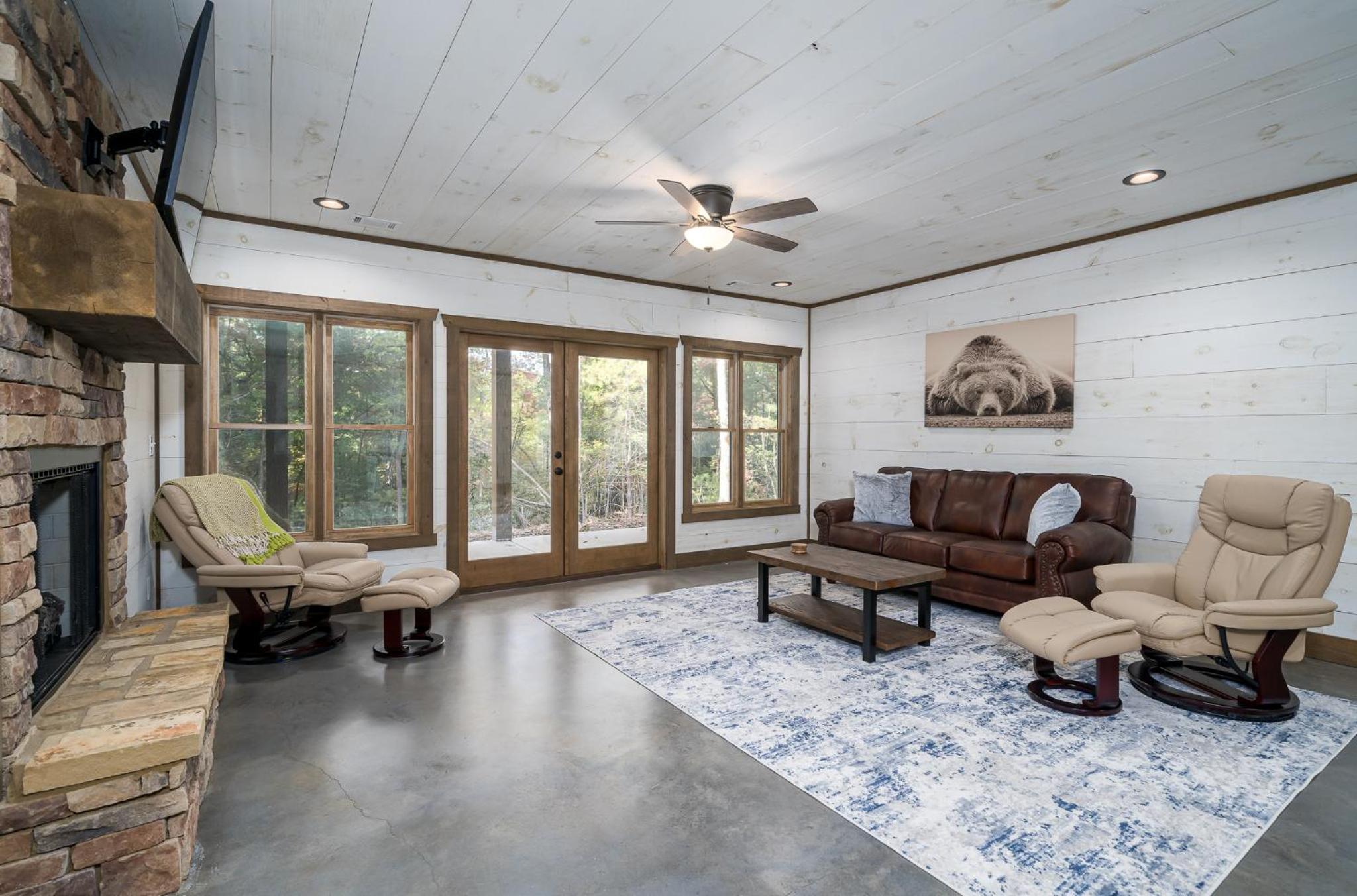 Peaceful Luxury Cabin, hot tub, games, 3 fireplaces view 5