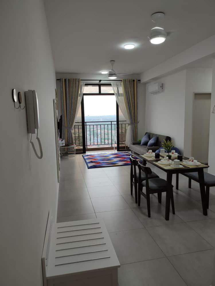 The Quartz 3 Bedroom Apartment with fully furnish and fully aircond, infinity pool, Corner lot with seaview and city view centre of malacca city photo 5